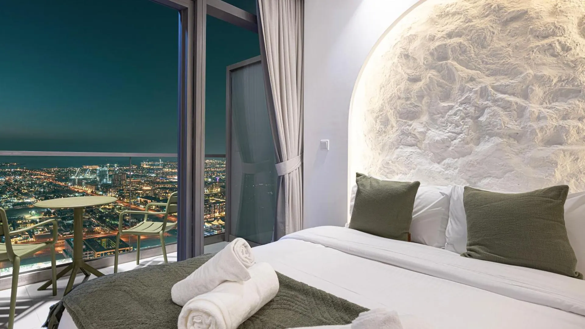 3Br In Paramount With Panoramic Infinity Pool Dubai