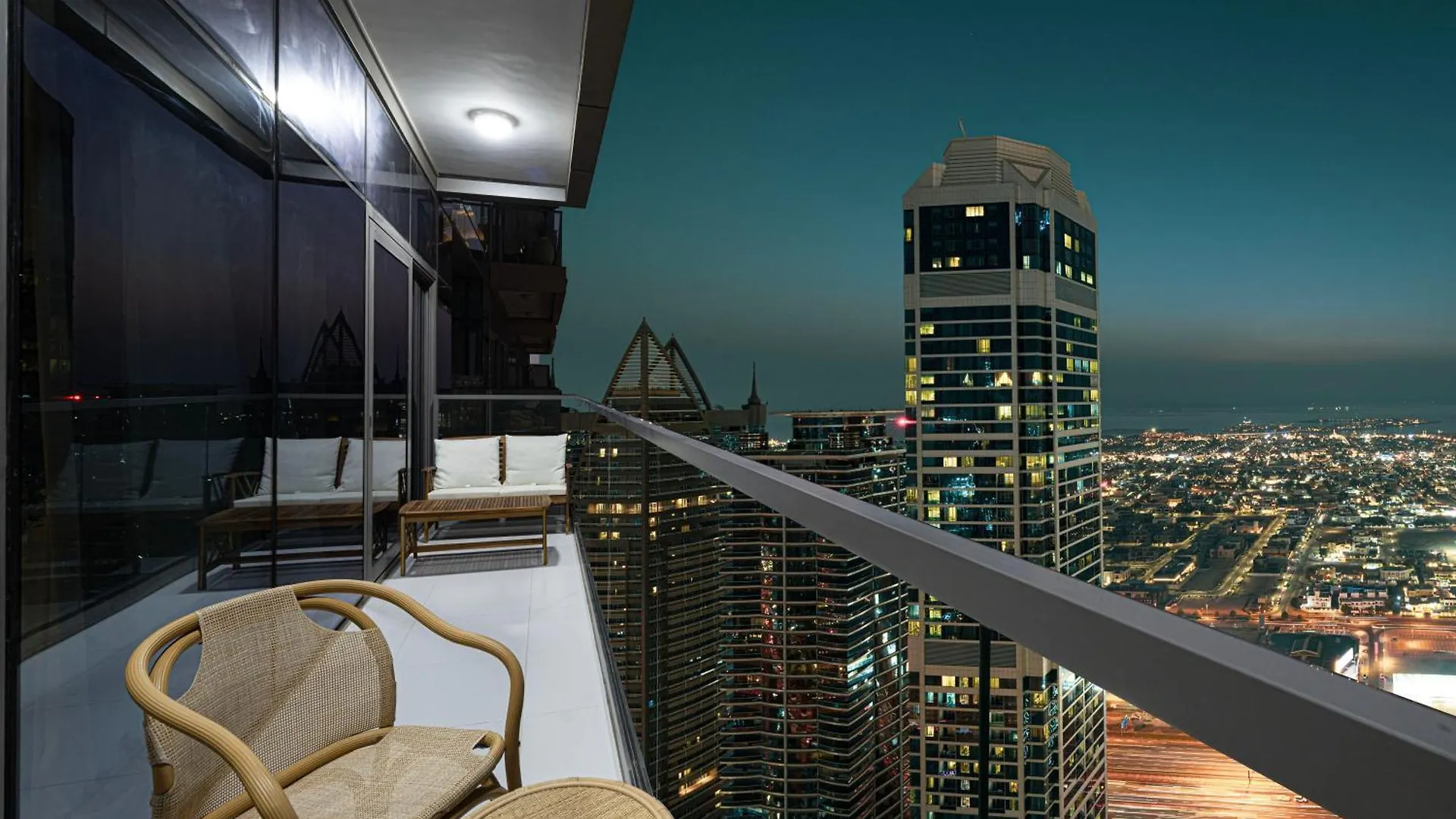 3Br In Paramount With Panoramic Infinity Pool Dubai Apartment