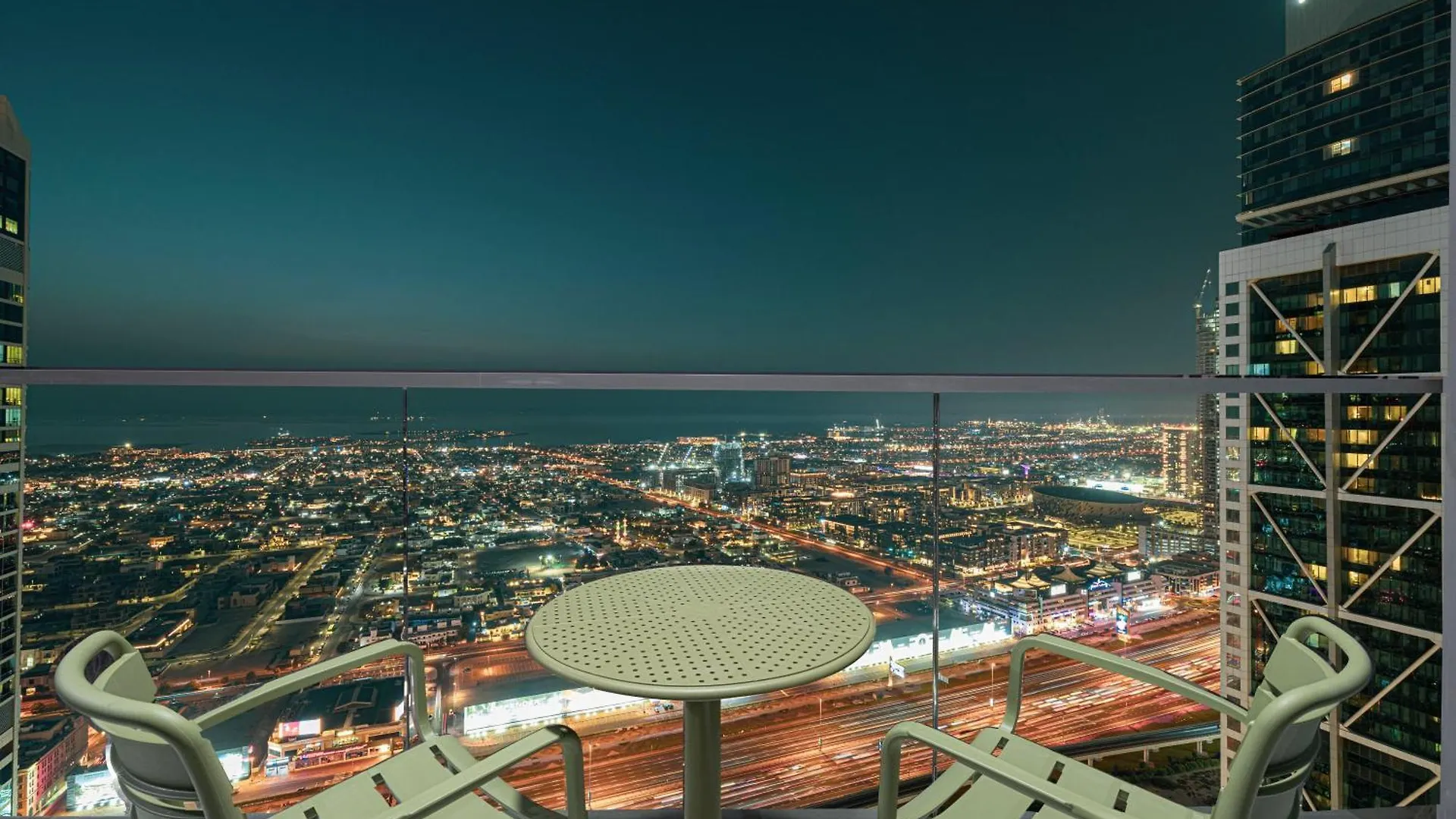 3Br In Paramount With Panoramic Infinity Pool Dubai United Arab Emirates