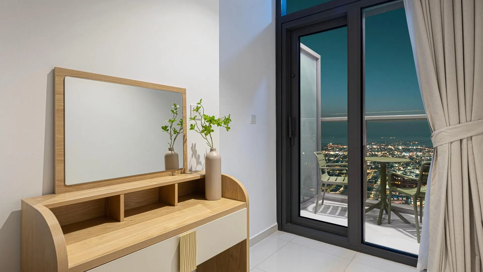 3Br In Paramount With Panoramic Infinity Pool Dubai