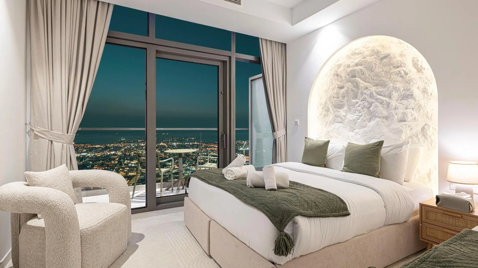 3Br In Paramount With Panoramic Infinity Pool Dubai 0*,