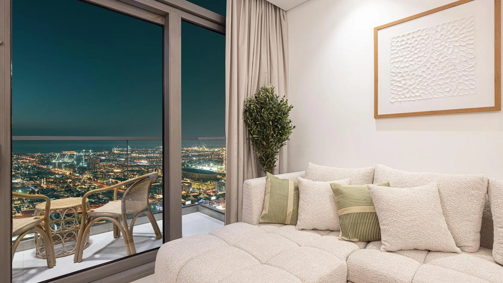 3Br In Paramount With Panoramic Infinity Pool Dubai
