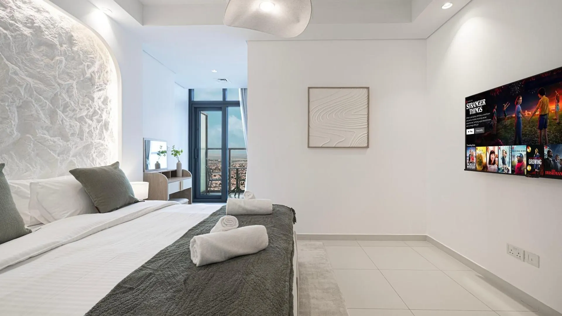 3Br In Paramount With Panoramic Infinity Pool Dubai