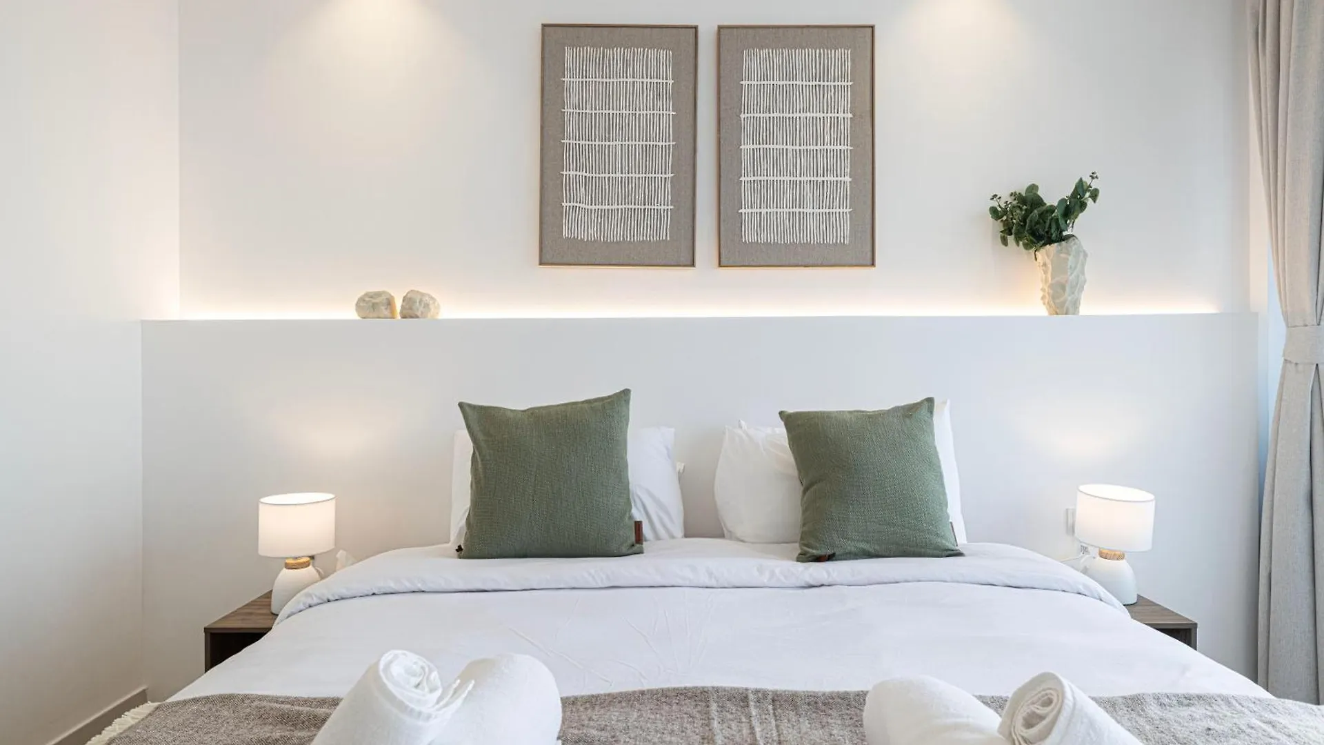 3Br In Paramount With Panoramic Infinity Pool Dubai Apartment