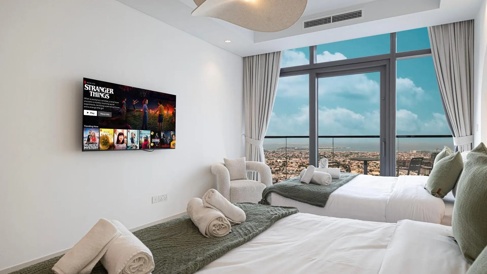 3Br In Paramount With Panoramic Infinity Pool Dubai